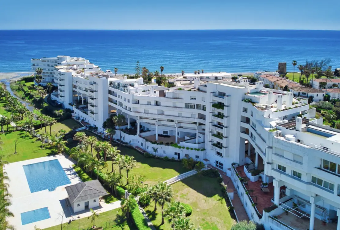 guadalmina baja barrio de lujo